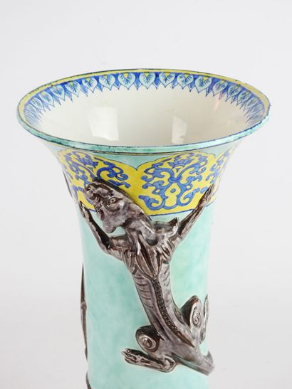 null Ulysse BERTRAND (1851-1941) for GIEN :


Large cornet vase "with the salamander"...