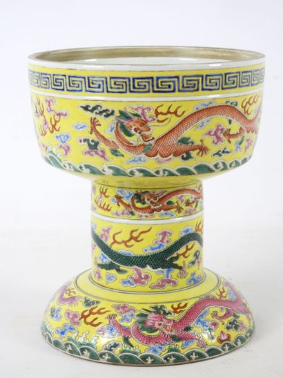 null CHINA: Ritual vase in porcelain and enamels of the pink family, decorated with...