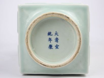 null CHINA : Vase " Cong " in celadon porcelain. Apocryphal mark Yongzheng. Height:...