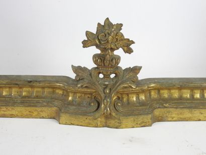 null Gilded bronze fireplace bar with rocaille decoration. Louis XV style, 19th century....
