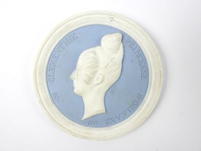 null SEVRES : A blue and white cookie medallion in the Wedgwood style, encircled...
