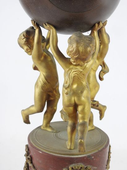 null 
HANGER in griotte marble, gilt bronze and metal decorated with a globe supported...
