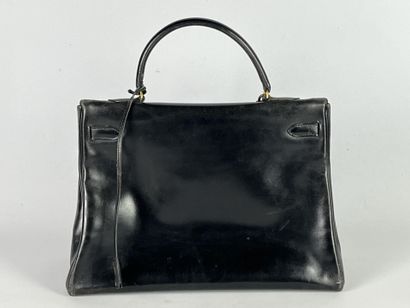 null HERMES Paris - Kelly bag in black leather, gilded metal clasps, sheathed padlock,...