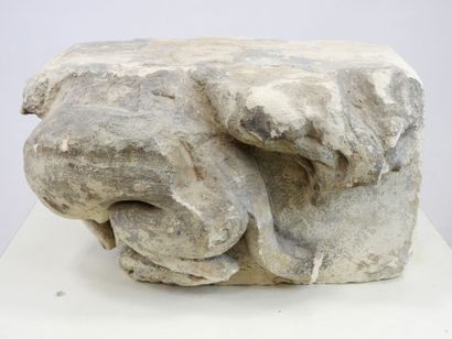 null CHAPEL in soft limestone decorated with a salamander. Around 1600. 50 x 45 x...