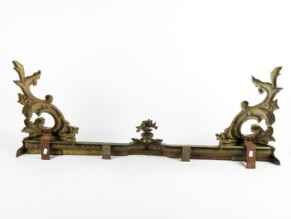 null Gilded bronze fireplace bar with rocaille decoration. Louis XV style, 19th century....