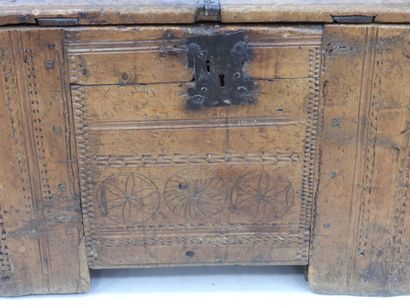 null QUEYRAS. Larch wood chest with carved decoration of three rosettes and friezes...