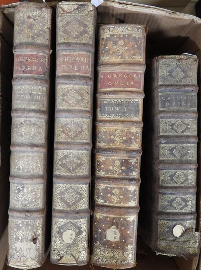 null 4 volumes in-folio des XVIIe et XVIIIe s., dont :  Saint GREGOIRE OEuvres,  CASSIANI,...