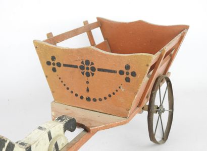 null Horse-drawn cart in painted wood with wheels. Height: 21 cm. Length: 53 cm....