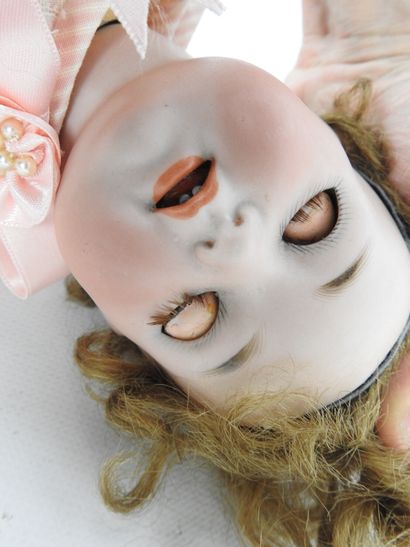 null Kämmer Reinhardt & Simon Halbig mold 121: Porcelain head doll, sleeping eyes,...