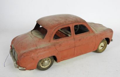 null JOUSTRA: Dauphine car in red lacquered sheet metal. Length: 30 cm. (Wear, o...
