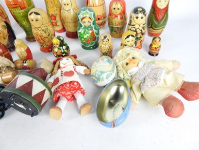 null IMPORTANT lot of Russian painted wooden nesting dolls. (About 20, incomplete);...