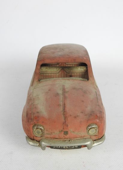 null JOUSTRA: Dauphine car in red lacquered sheet metal. Length: 30 cm. (Wear, o...