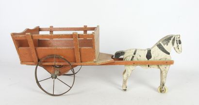 null Horse-drawn cart in painted wood with wheels. Height: 21 cm. Length: 53 cm....