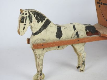null Horse-drawn cart in painted wood with wheels. Height: 21 cm. Length: 53 cm....