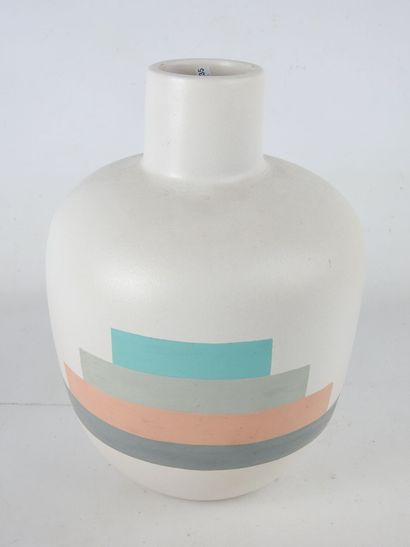 null Ray CLARK (XX-XXIe): Vase balustre en céramique à décor de lignes bleu rose...