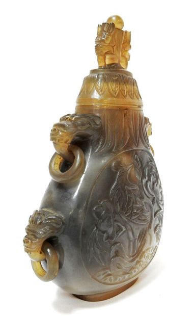 null CHINA - Early 20th century

Grey agate covered vase with carved decoration on...