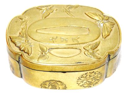 null JAPAN - MEIJI period (1868 - 1912)

Kobako in the shape of a tsuba in gilded...