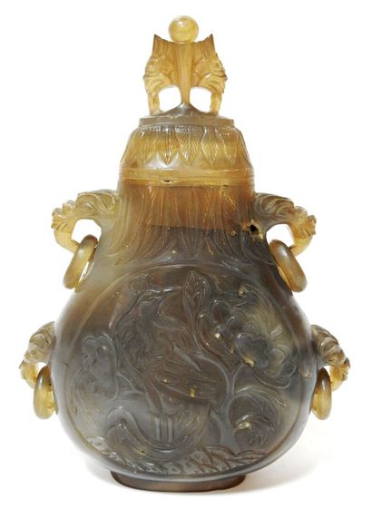 null CHINA - Early 20th century

Grey agate covered vase with carved decoration on...