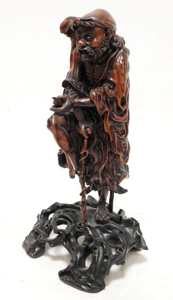 null CHINA - 19th century

Statuette of the immortal Li Tieguai in carved boxwood...