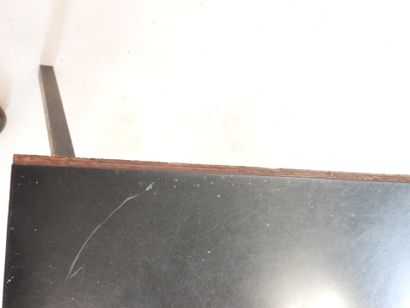 null TABLE BASSE rectangulaire en métal noirci à plateau en stratifié noir et lattes...