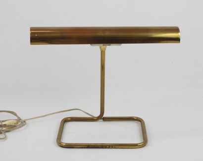 null KOCH & LOWY: Lampe de bureau en métal doré. Signé. H: 33 - L: 38 cm. Piqures...