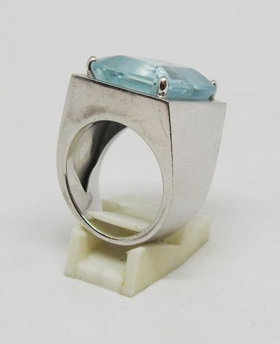 null Large 18K (750 thousandths) white gold ring set with a square-cut aquamarine....