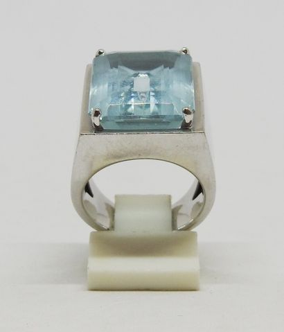 null Large 18K (750 thousandths) white gold ring set with a square-cut aquamarine....