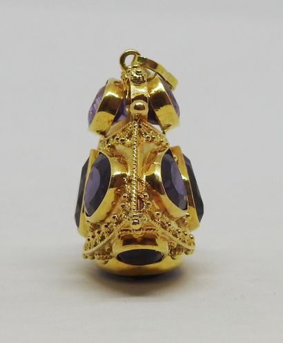 null Pendant all faces, in yellow gold 18K (750 thousandth) chased, heightened by...