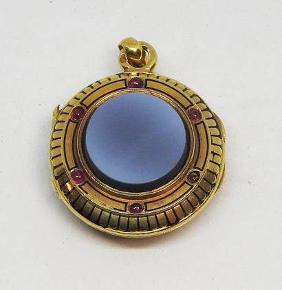 null Pendant round photo holder, in yellow gold 18K (750 thousandths) centered of...