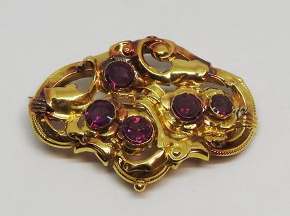 null Brooch in yellow gold openwork (750 thousandths) in the decoration of volutes...