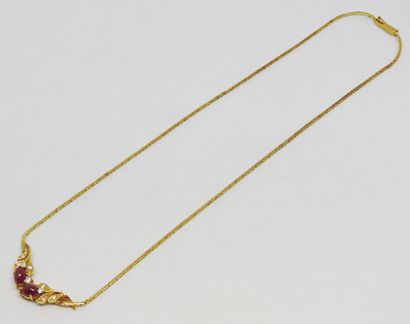 null Necklace in yellow gold 18K (750 thousandths) in the leafy motives heightened...