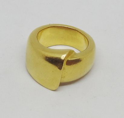 null Fred

Large ring in yellow gold 18K (750 thousandths) forming a drape. Openwork...