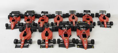 null BURAGO : 11 voitures de course F1 rouge. Echelle 1/24. Usures.