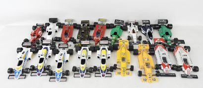 null BURAGO : 18 voitures de course F1. Echelle 1/24. Usures.