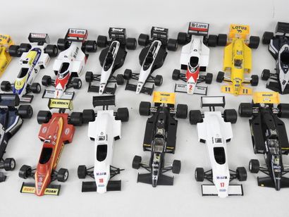 null BURAGO : Ensemble de 18 voitures de course F1 echelle 1/24. Manques.