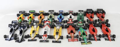 null BURAGO : Ensemble de 18 voitures de course F1 echelle 1/24. Manques.