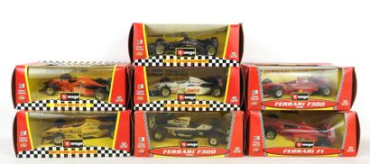 null BURAGO : 7 voitures de course F1 en boite dont Ferrari williams et divers. Echelle...