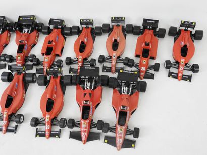 null BURAGO : 11 voitures de course F1 rouge. Echelle 1/24. Usures.