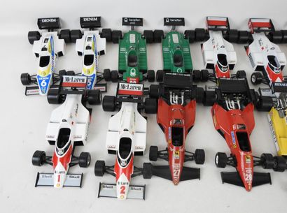 null BURAGO : 14 voitures de course F1. Echelle 1/24. Usures.