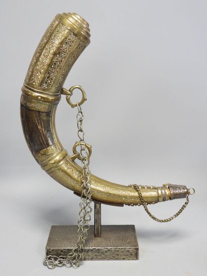 null MOROCCO.


Horn, copper, brass, local silver.


Very beautiful and old powder...