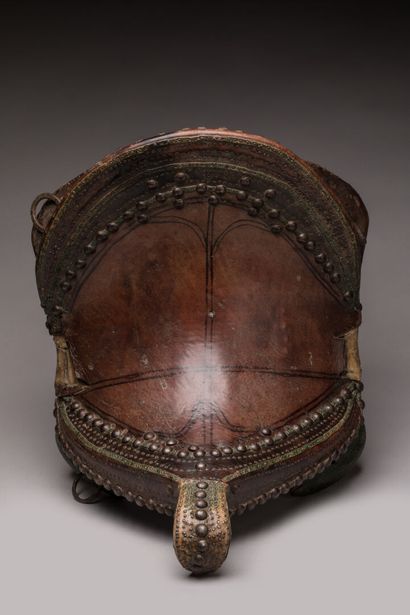 null NORTH AFRICA.


Wood, leather, nails, shagreen, patina of use, metal.


Horse...
