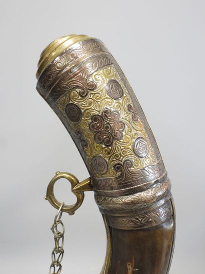 null MOROCCO.


Horn, copper, brass, local silver.


Very beautiful and old powder...