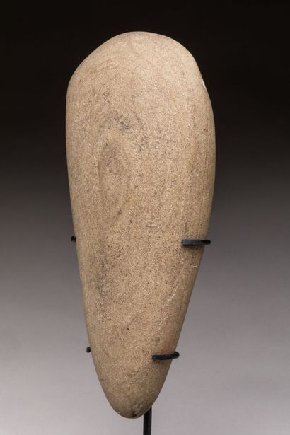  Lame de pierre taillée et polie, SAHARA préhistorique. 
 Dim: 23x10, 5 cm.