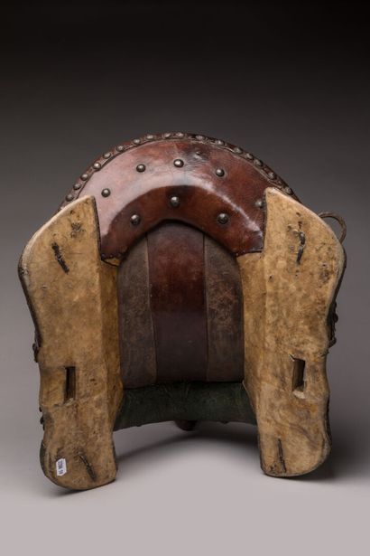 null NORTH AFRICA.


Wood, leather, nails, shagreen, patina of use, metal.


Horse...