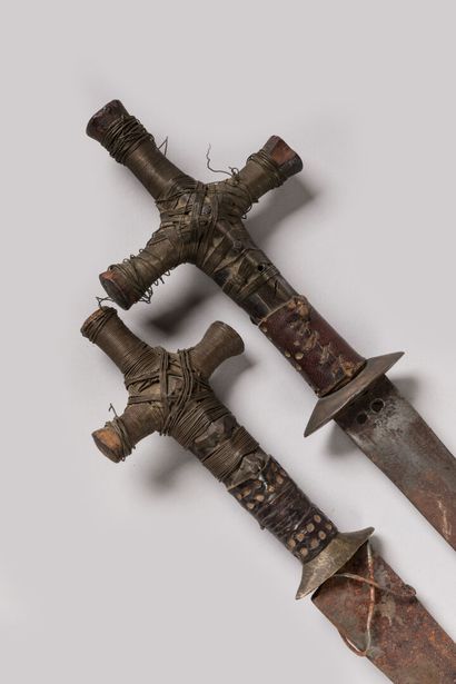 null TOUAREG, Sahara.


Iron, brass, wood, copper, leather.


Two short swords corresponding...