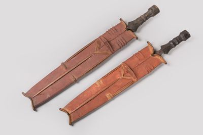 null Deux anciennes épées courtes « mpuku » avec étui, SALAMPASU, République Démocratique...
