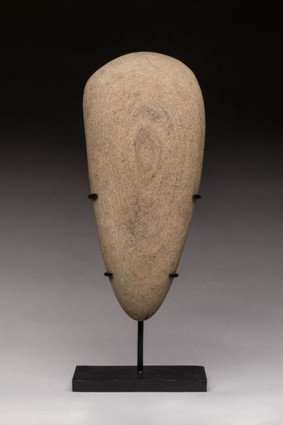  Lame de pierre taillée et polie, SAHARA préhistorique. 
 Dim: 23x10, 5 cm.