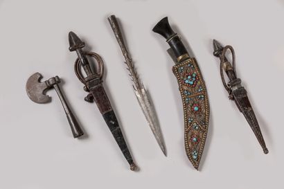 Lot composed of very old white weapons:


-Kukri...