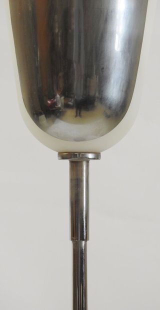 null Jean PERZEL (1892-1986)

Lampadaire modèle 88 en métal argenté et verre optique...