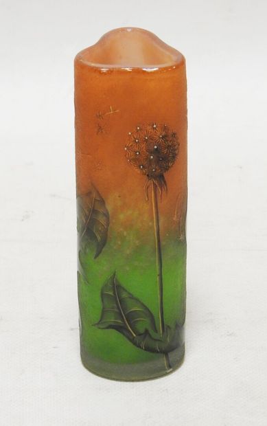 null DAUM- NANCY

Vase en verre à col trilobé dans les teintes verte et oranges à...